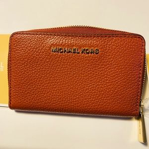 Michael Michael Kors jet set leather zip around